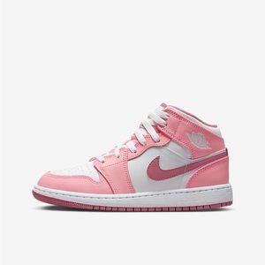 Pink Air Jordan 1 mid 🩷